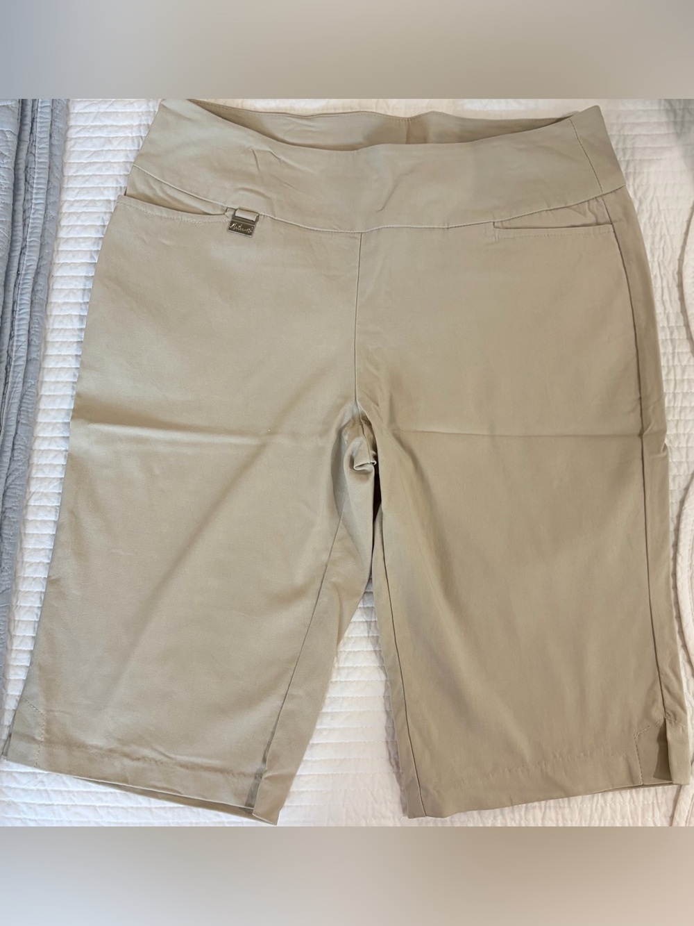 PRELOVED SZ 10 Lulu-B Beige Bermuda Shorts Great condition